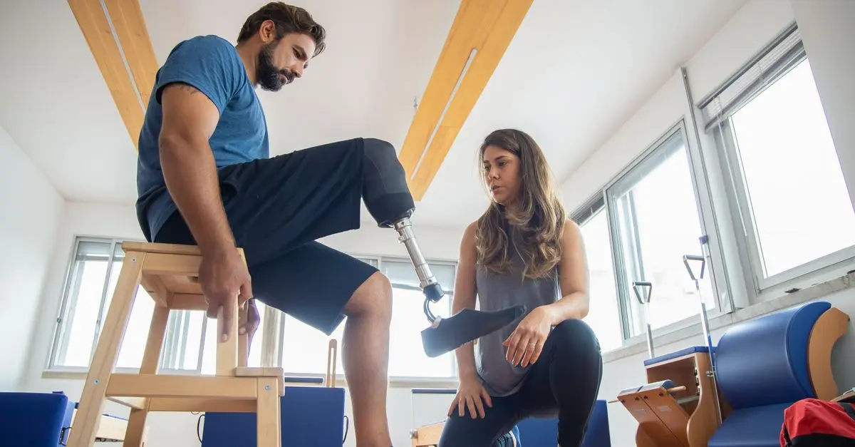 Comment choisir le bon équipement de rééducation à domicile